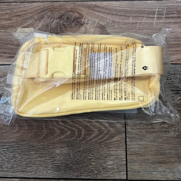 NEW LULULEMON EVERYWHERE BELT BAG SWIRL YELLOW - Picture 8 of 8